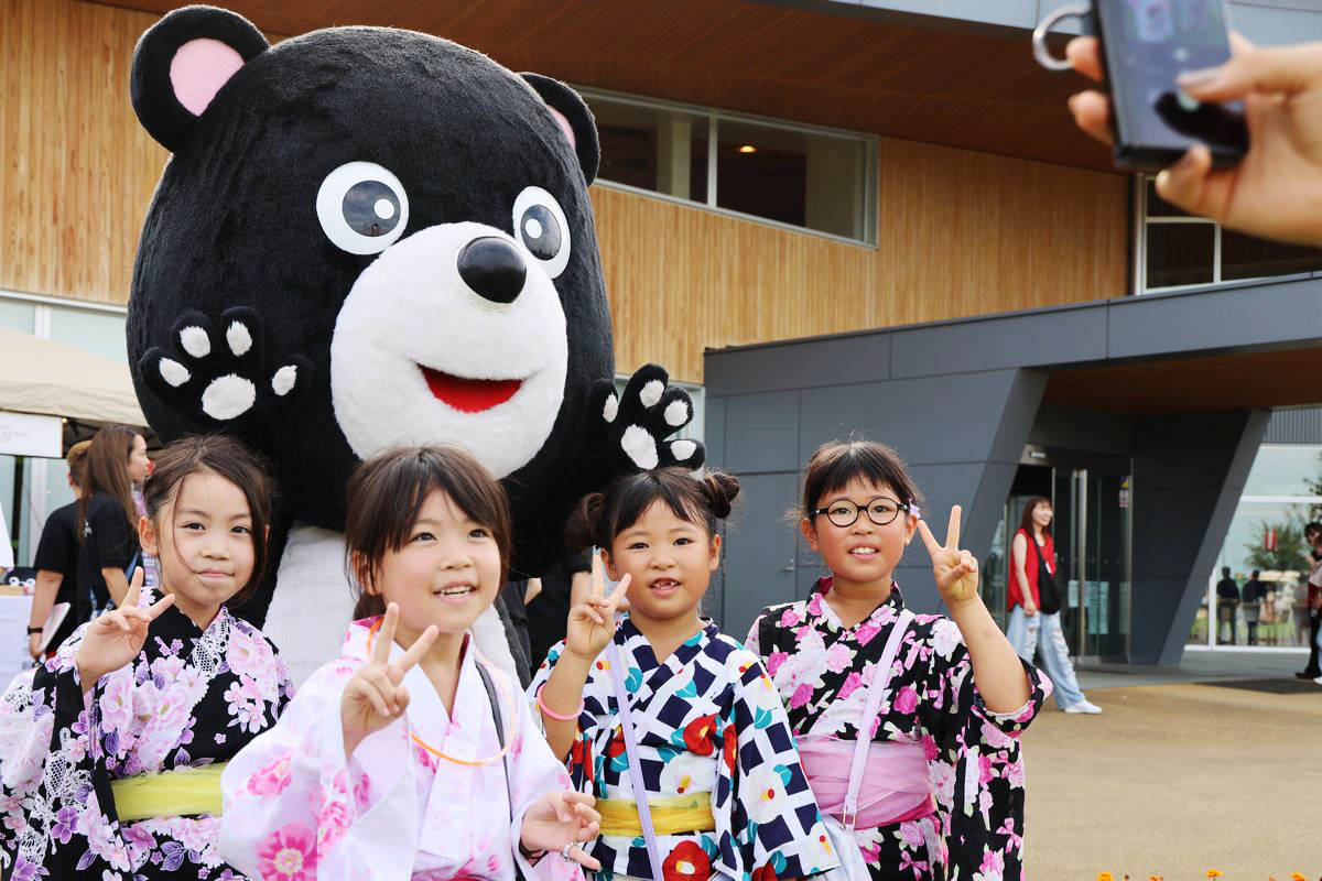 ピースサインでまあちゃんと記念撮影する浴衣女子。元気よく祭り会場を回っていました。