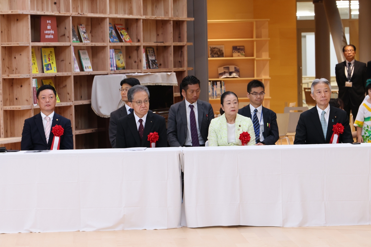 落成式典に臨む（右から）盛山正仁文部科学相、土屋品子復興相、大沼博文県教育長、吉岡健太郎町議会議長