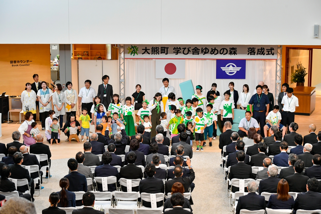 校歌を披露する園児と児童生徒ら