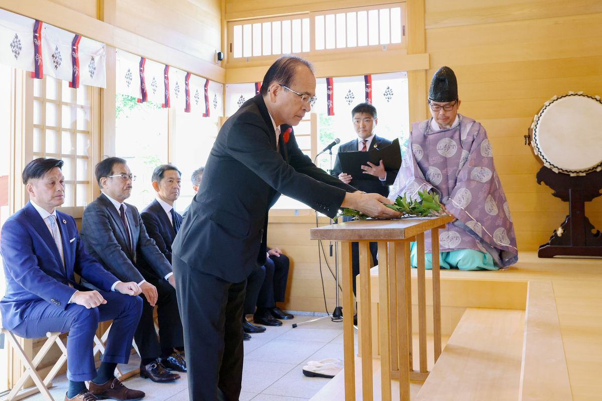 安全祈願祭で玉串を捧げる吉田町長