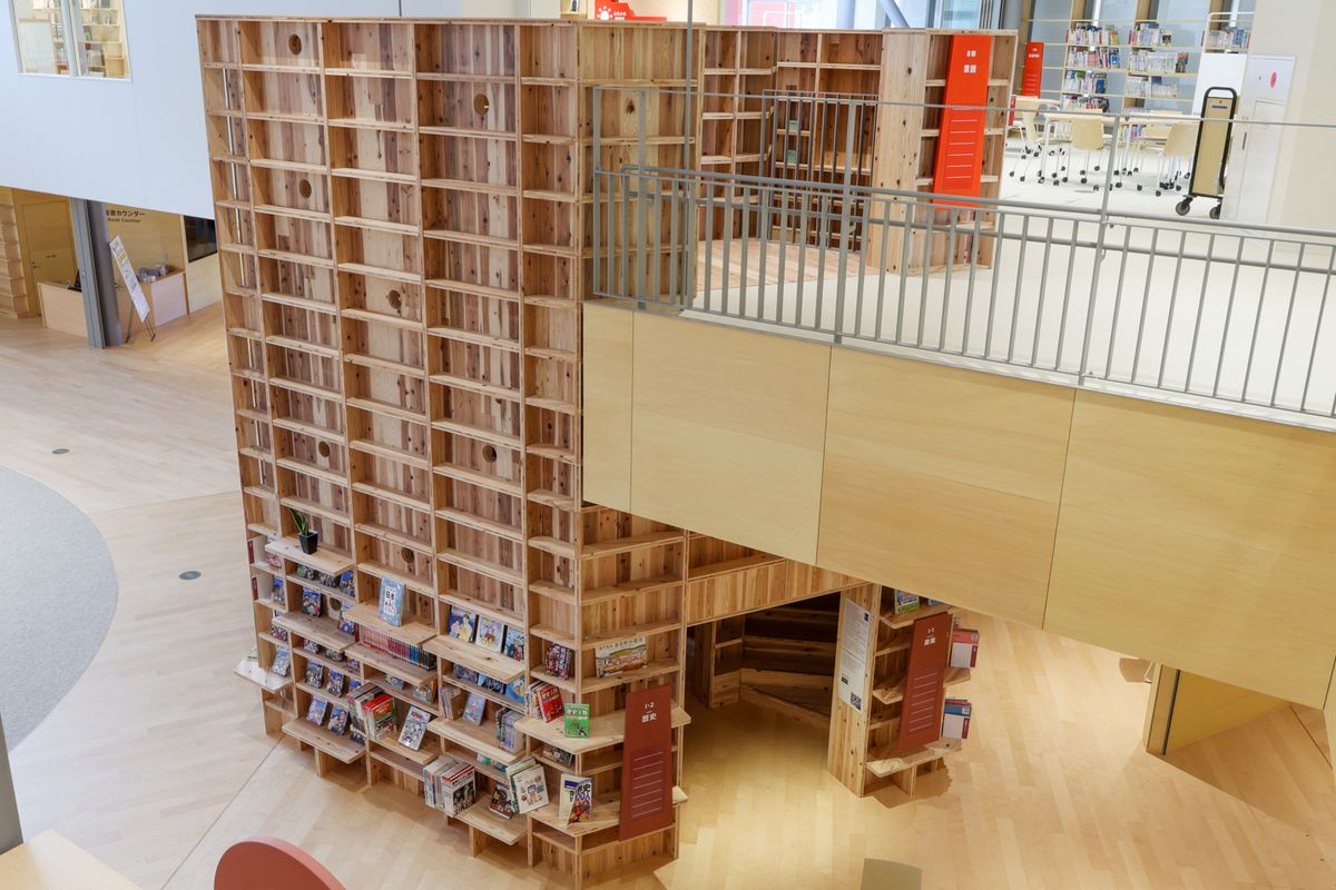 広場の一角では、会津若松市の会津さざえ堂を模した2重らせん階段の本棚が上下階をつなぎます。施設全体の蔵書は現在約2万冊。今後、学校図書館では国内最大規模の約5万冊となる予定です。