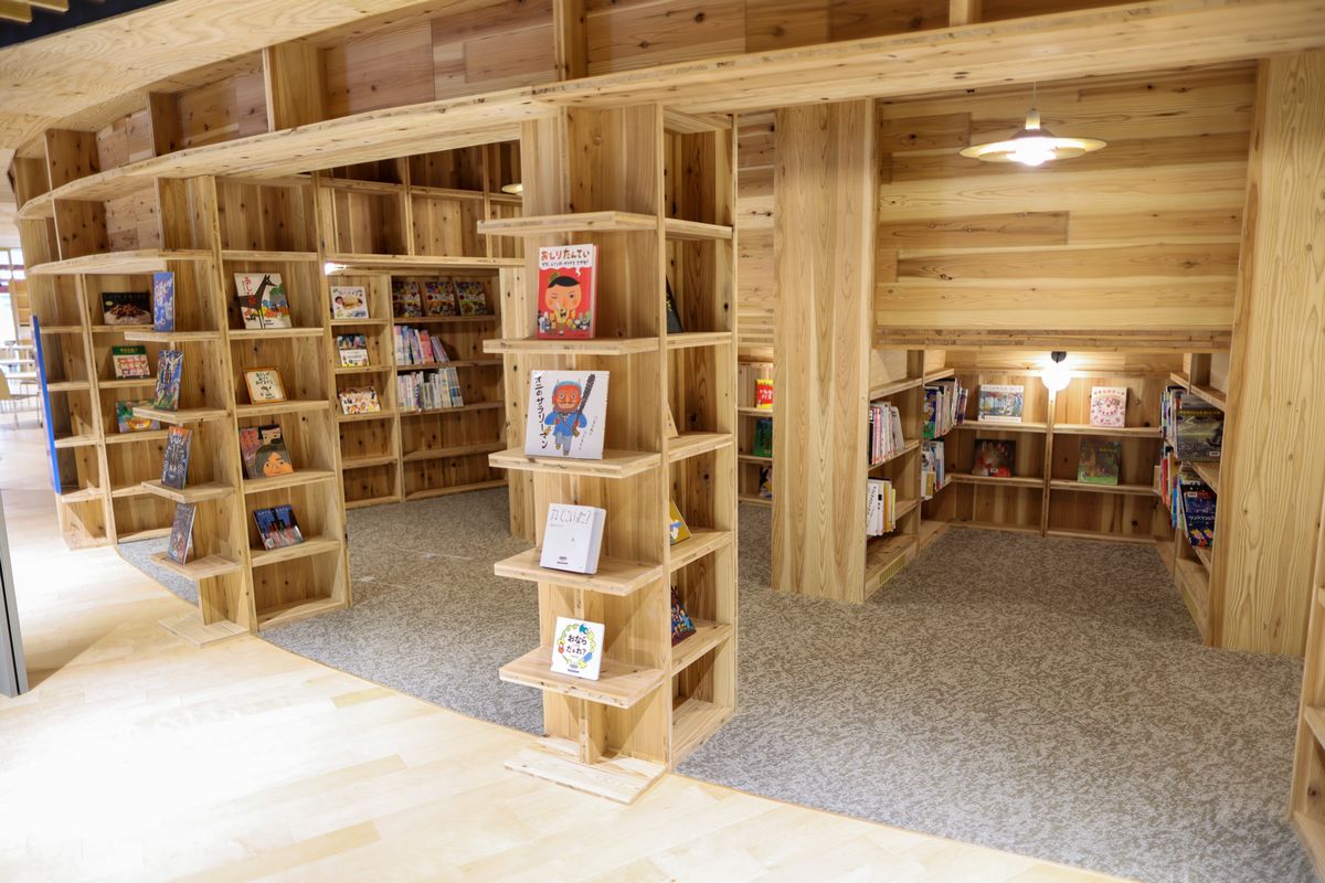 階段本棚裏の図書スペース