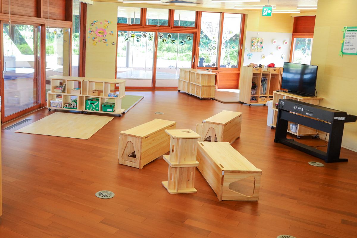 幼保ゾーンのすくすく遊び室は、0～1才の「たね」、2～3才の「め」、4～5才の「は」の3部屋をつなげた設えとなっています。