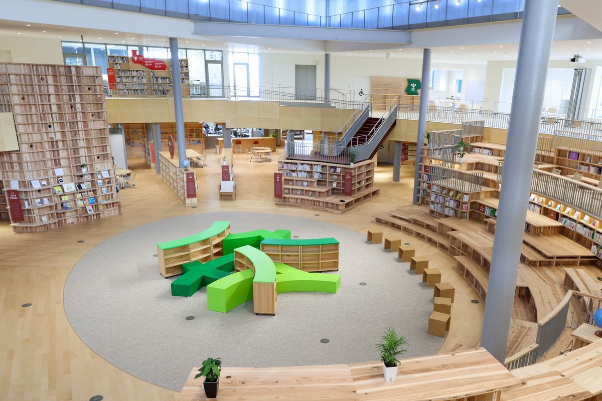 図書ひろばがあるわくわく本の広場は、3層分の吹き抜けが開放的な図書スペース。階段本棚がすり鉢状に広がり、さざえ堂や校章型の本棚が配置された新校舎を象徴する空間です。