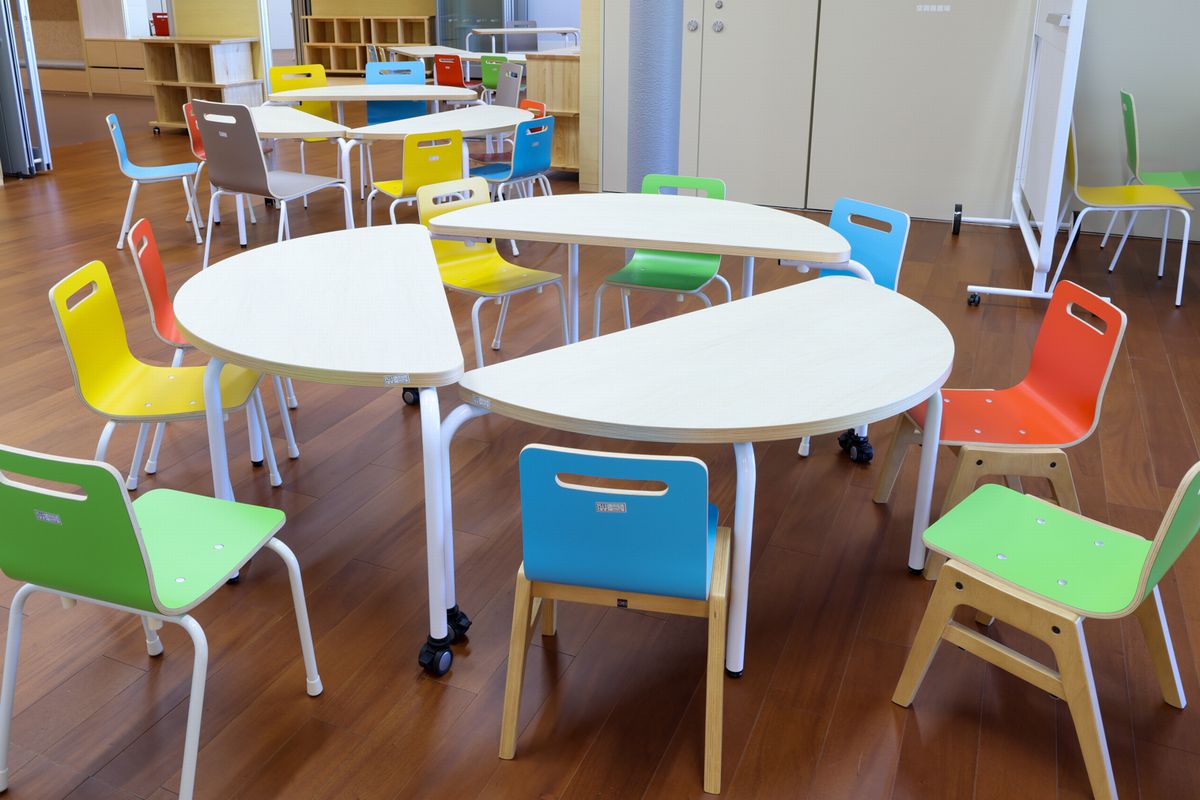義務教育ゾーンののびのび学び室エリアは、可動家具によって間仕切りされた教室スペースの組み合わせで、個別学習から異学年学習まで多様な学習環境に対応します。