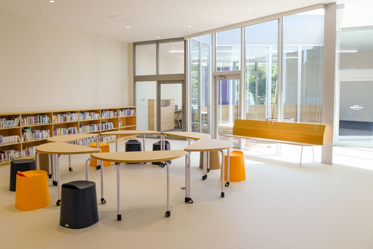 図書ひろば、2階の義務教育学校ゾーンと連携しやすい場所に大学のサテライトキャンパススペースがあります。