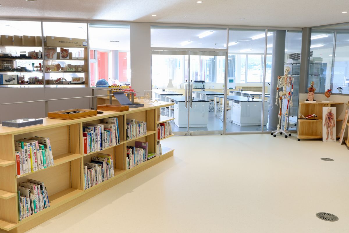 2階の義務教育学校ゾーンは、教室と共用スペースをつなげることができ、落ち着いて学習に集中できる環境や共同で学習する環境など、さまざまな状況に対応する学習環境を用意しています。写真はサイエンスラボ前。