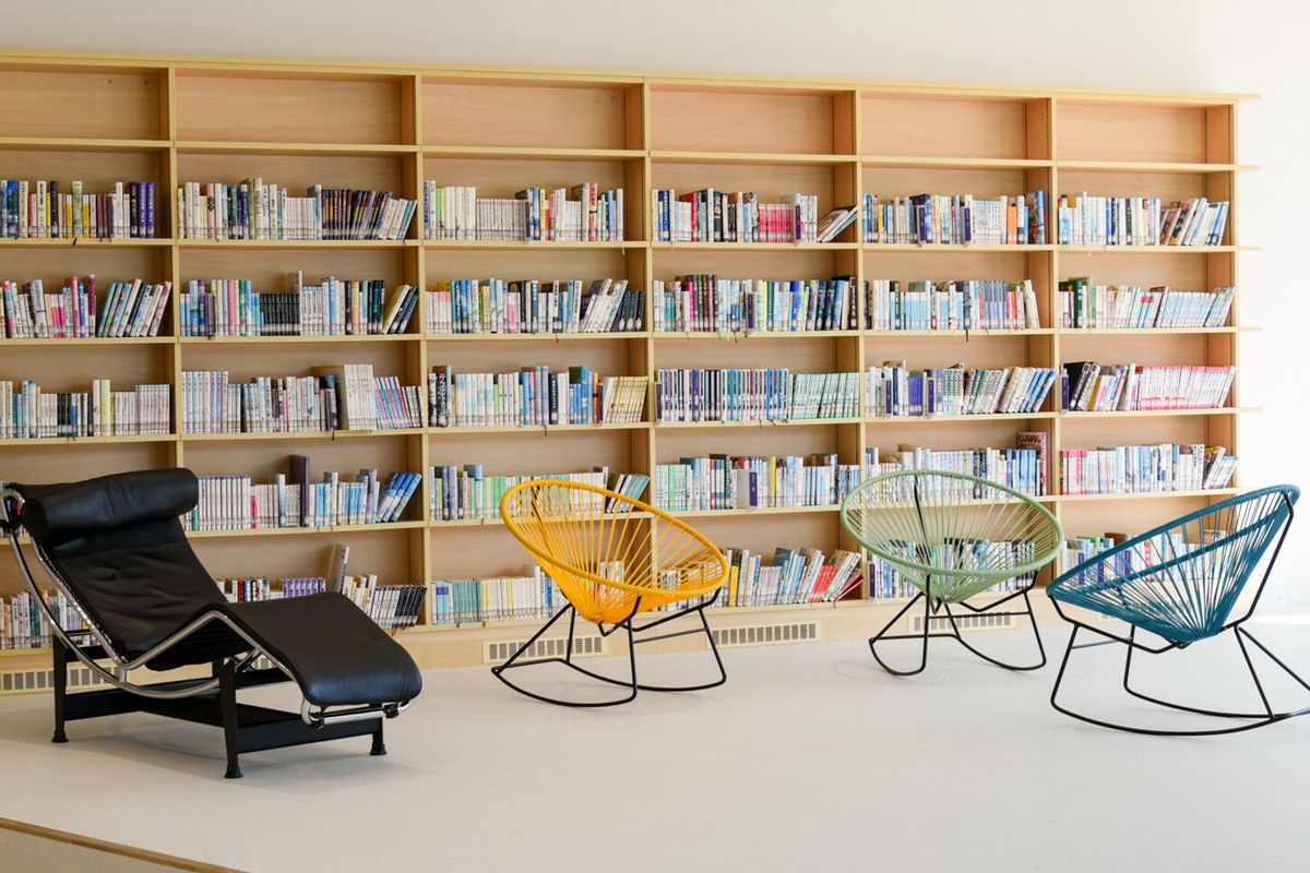 建物の中心となっている図書ひろばから、すり鉢状に連続した2階の図書スペースです。