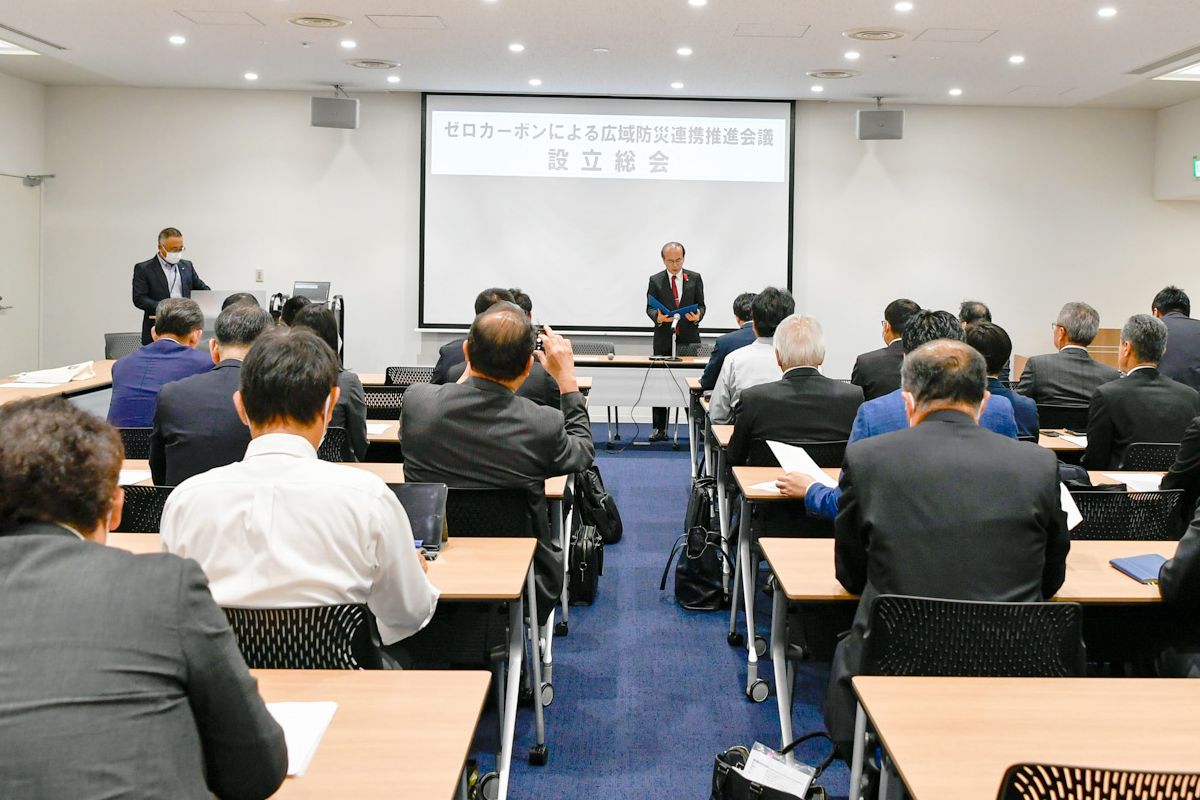 会の立ち上げに際し挨拶する吉田町長