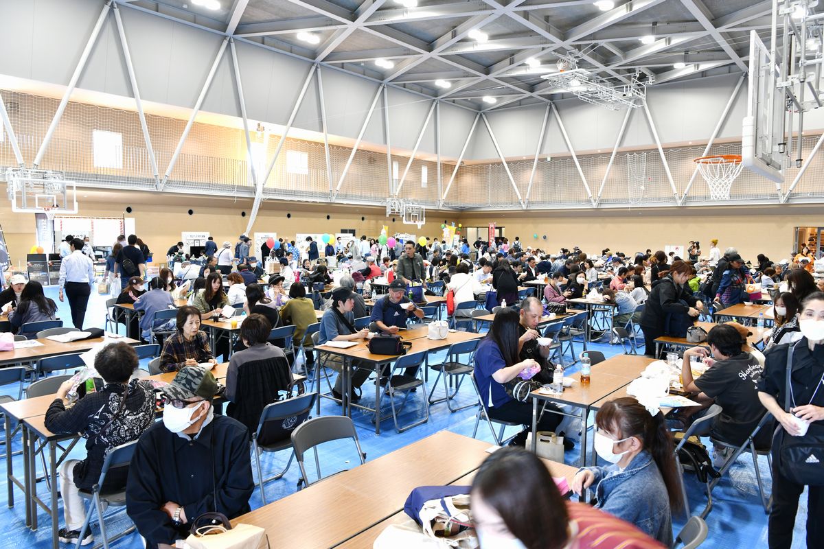 体育館内は休憩・飲食スペースとなり、大勢の来場者でにぎわいました。