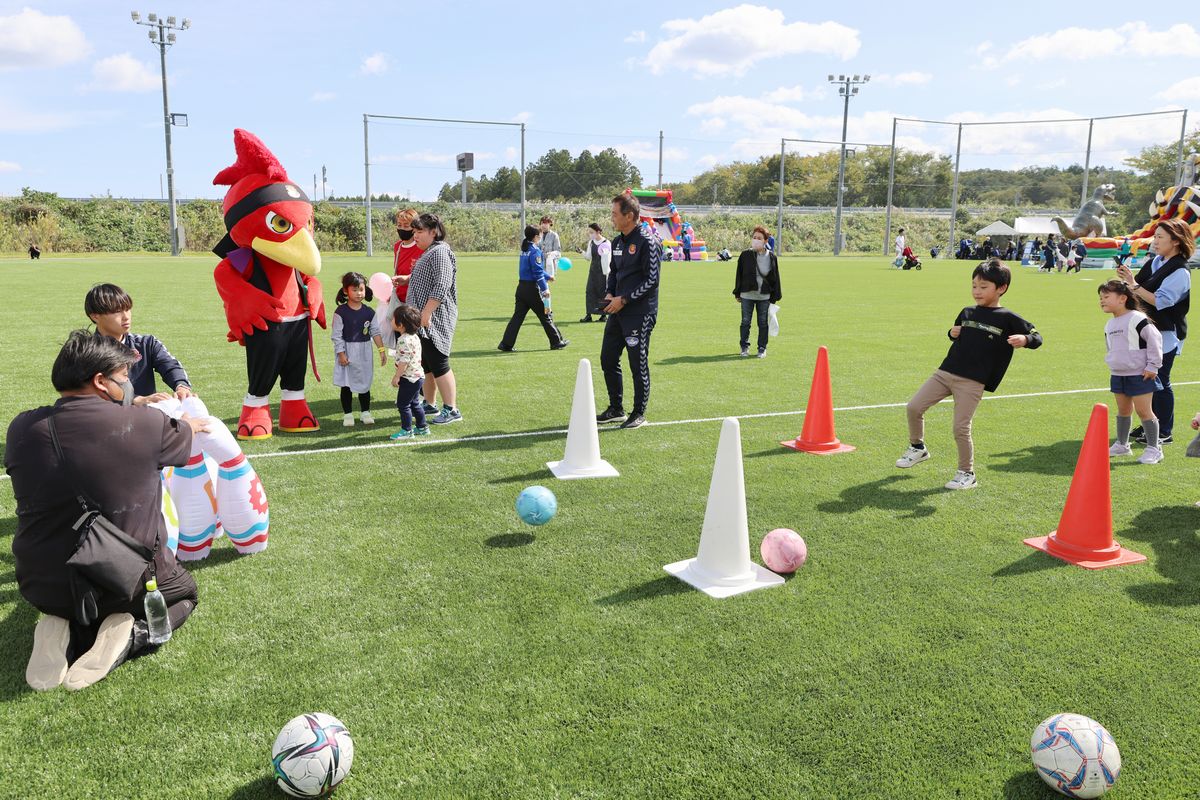 サッカーボーリングを体験する子どもたち。