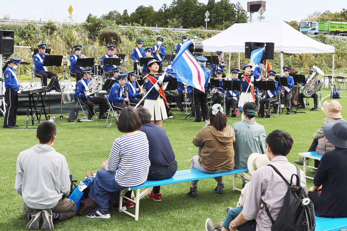 警察音楽隊によるマーチングバンドの演奏。迫力ある演奏とカラーガード隊の見事なフラッグ演技は来場者を魅了しました。