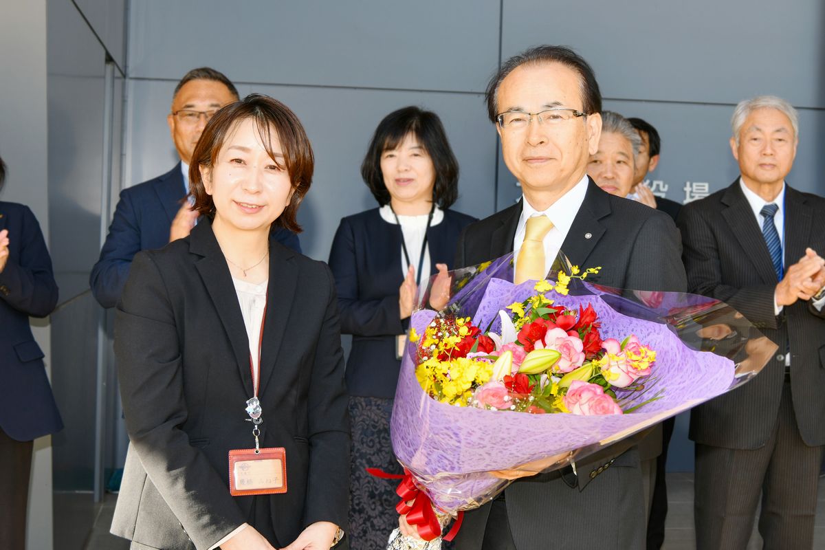 花束を受ける吉田町長（右）