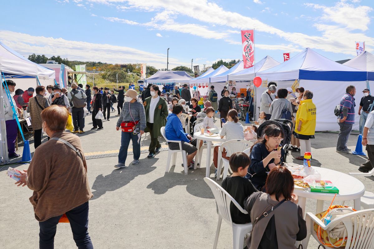 30を超える出店を満喫する来場者。