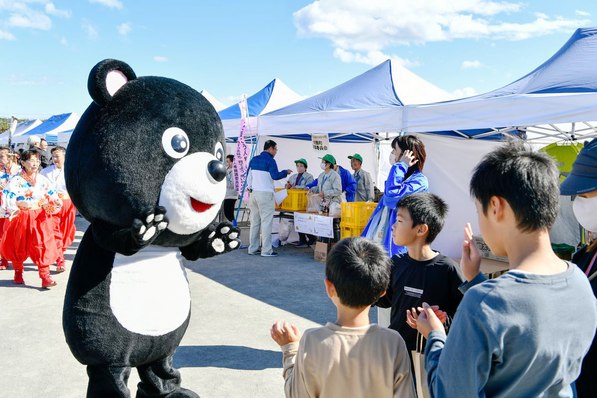 会場を練り歩く町マスコットキャラクターまあちゃん。子どもたちの注目を集めていました。