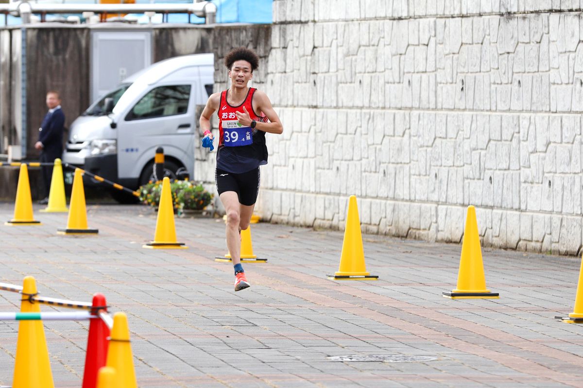 4区の柳田学徳選手は、矢吹町役場内から鏡石町・鳥見山陸上競技場内までの7.3kmを走りました。
