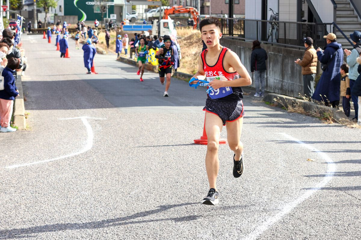 8区の渡辺典慎選手は、郡山ヒロセ開成山陸上競技場東側から郡山北工業高校内までの4.1kmを走りました。前回大会までは新型コロナウイルス感染症対策として沿道での応援、声援が規制されていましたが、今大会からは解禁され各選手を鼓舞する声がところかしこから聞こえました。