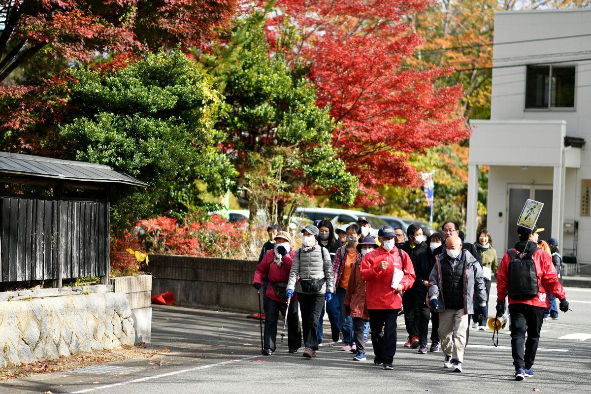 linkる大熊前広場を出発した参加者は、おおくまコミュニティづくり実行委員会のスタッフを先頭に坂下ダムまでの往復約4kmを歩きました。