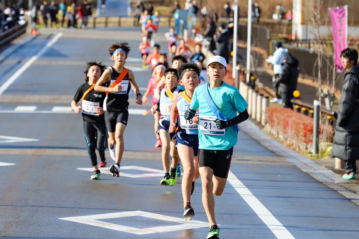 競い合う小学生の部の出場者