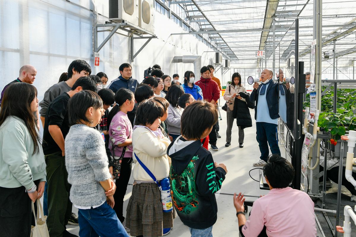 徳田工場長から説明を受ける児童生徒