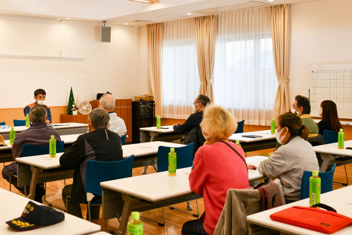 富岡消防署員の講習を受ける参加者ら