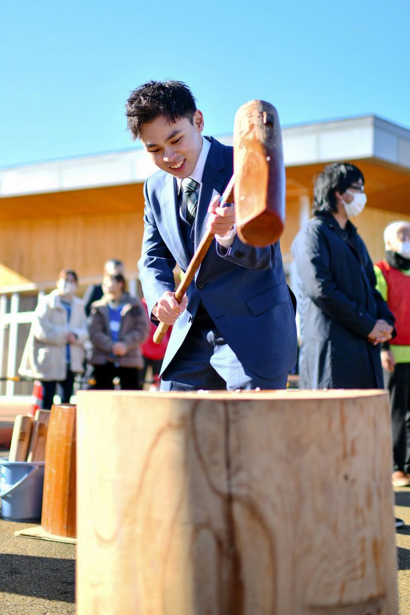 二十歳の成人式出席後に餅をつく参加者