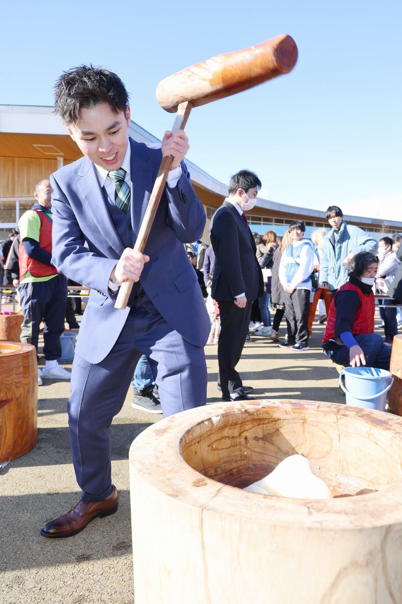 式終了後、出席者は、町役場前で開かれていた新春恒例の里がえりもちつき大会に参加。来場者からの祝福と声援を受けながら、力強く杵を振り下ろしました。