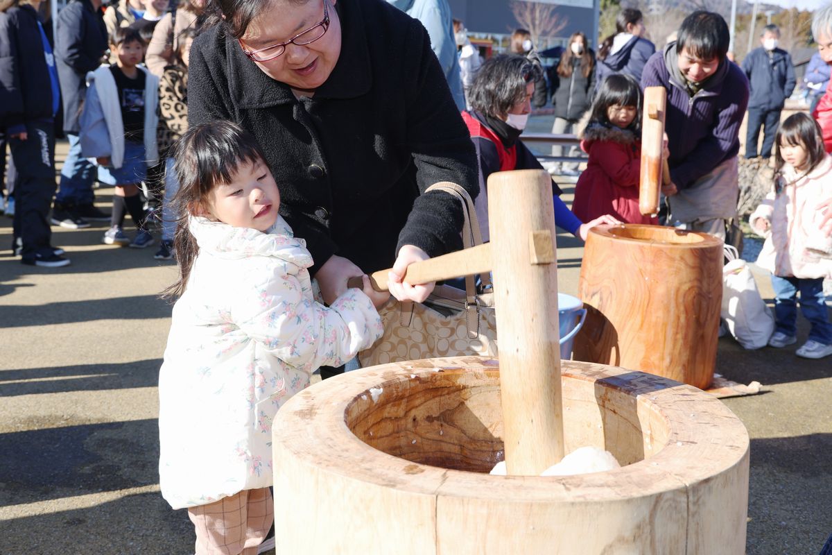 餅つきは午前と午後の2回に分けて行われ、来場した子どもたちは実行委員やイベントの補助をしている大学生に協力してもらいながら杵を振るいました。