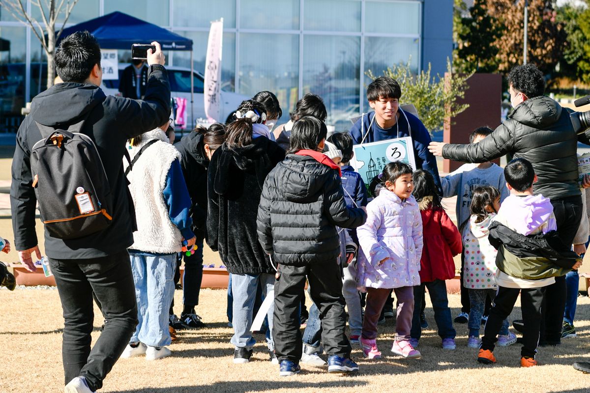 今回初めて企画された「人間カルタ」。詠まれた句の人を探して捕まえます。大人も子どもも夢中で走りました。