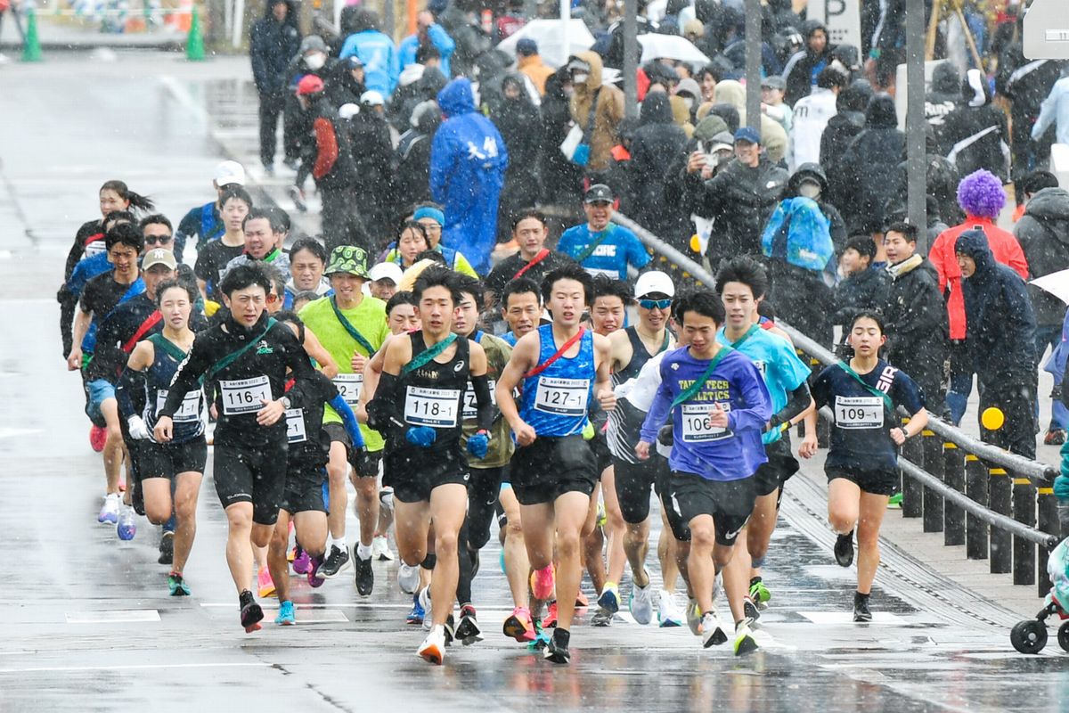 レースは小学生・一般の部ともスタート時に雨や雪が吹き付ける厳しいコンディションとなりましたが、出場者らは熱い走りを見せ、次々に仲間へタスキを手渡していきました。沿道には多くの町民らが応援に集まり、出場者へ大きな声援が送られました。