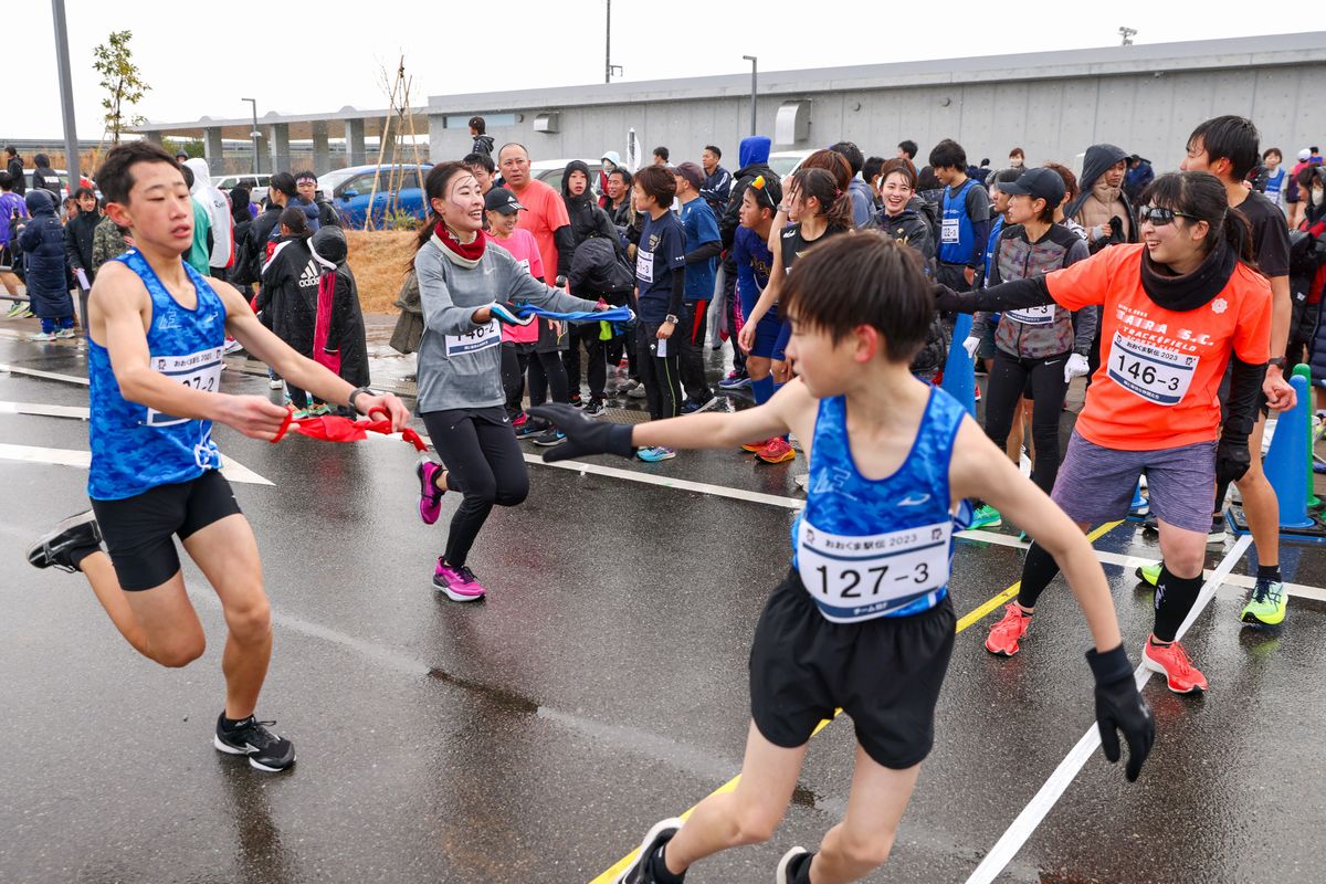 次の走者にタスキをつなぐ出場者