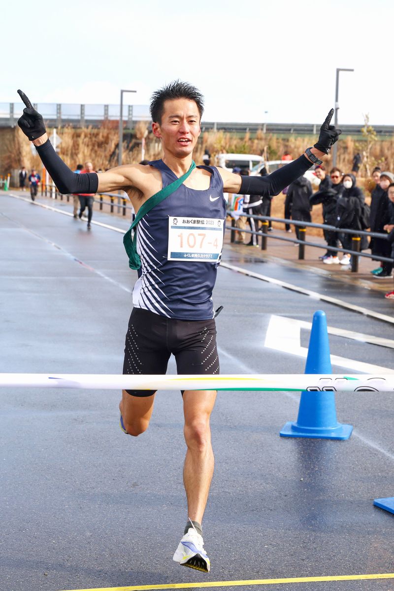一般の部1位でゴールするふくしま持久力クラブZのメンバー