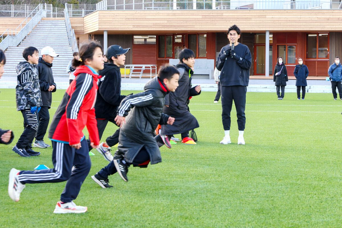 表彰式終了後、学び舎ゆめの森グラウンドで秋本さんによる走り方教室が開かれ、子どもら約100人が参加しました。参加者は、秋本さんから走る姿勢や体の動かし方を教わり、フォームの改善に取り組みました。