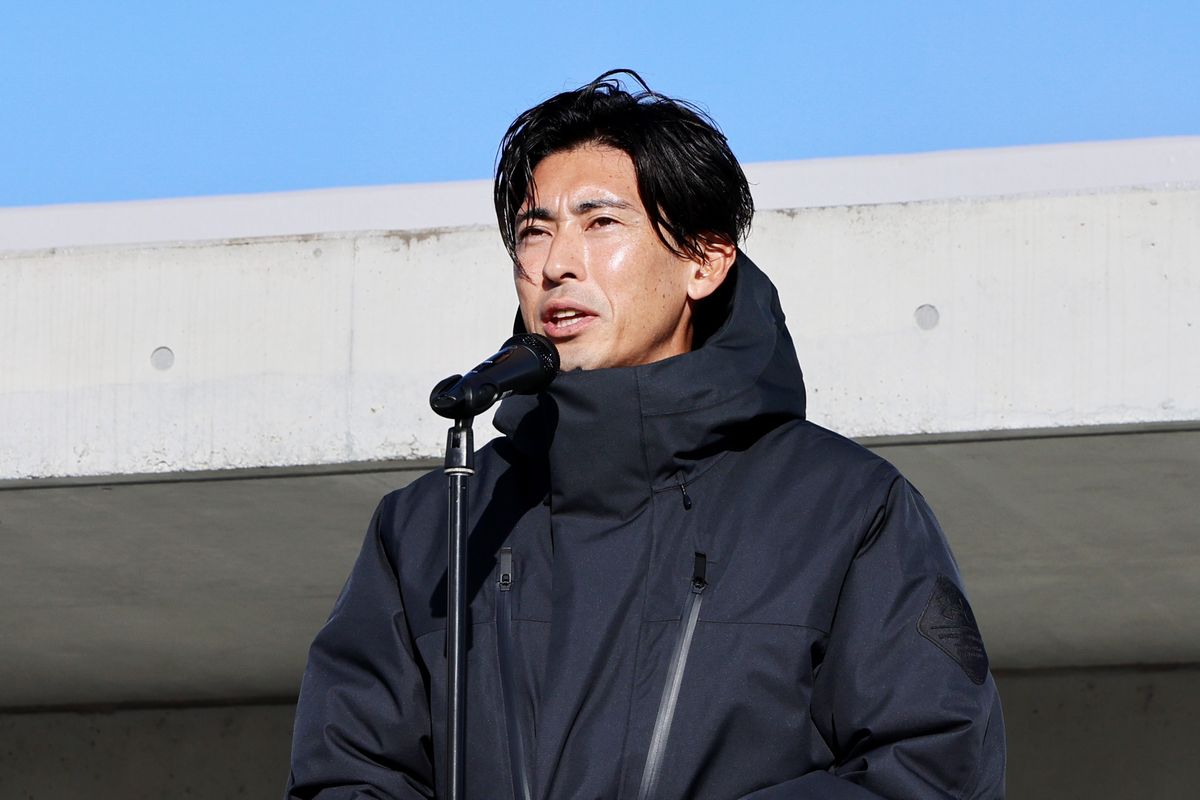 おおくま駅伝大会のゲストとして招かれた、町出身の元プロ陸上選手で現在はスプリントコーチの秋本真吾さん（写真）が「小学生のときに何度も出場した思い出のある大会が再開されてうれしく思う。皆さんのすばらしい走りを応援しています」と出場者を激励しました。
