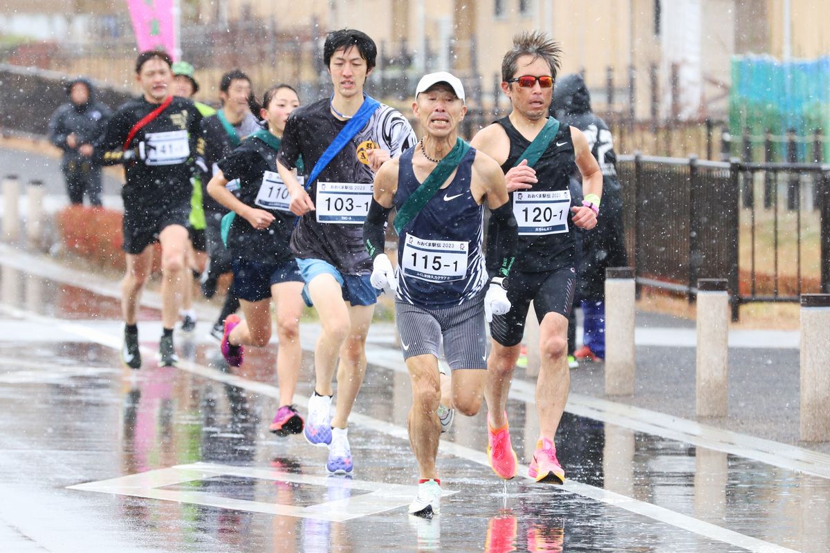 雪の中を力強く走り抜ける一般の部の出場者