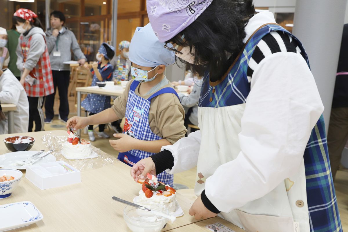 土台作りが終わったら、いよいよデコレーションの始まりです。飾り付け用にサンタさんのマジパン、メリークリスマスと書かれた板状のチョコプレートと柊の飾り、ネクサスファームさんのいちごが用意されました。。いちごは一粒そのままと半分に切ったもの、薄くスライスしたものなど三種類ありました。