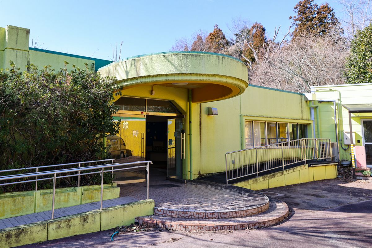 開放された熊町幼稚園の玄関。黄色の壁に緑の屋根が特徴的な園舎です。