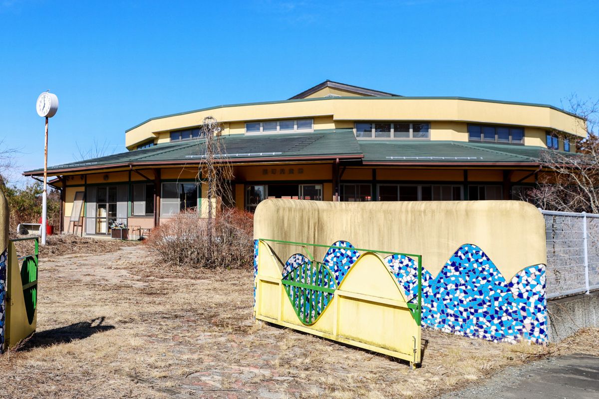 開放された熊町児童館。太平洋の波をイメージした塀のタイルが印象的です。