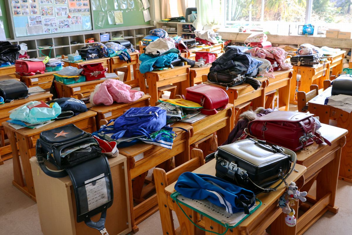 教室に置かれたままのランドセルなどの学用品。防寒着も残っており、発災時、直ちに避難したことがうかがえます。