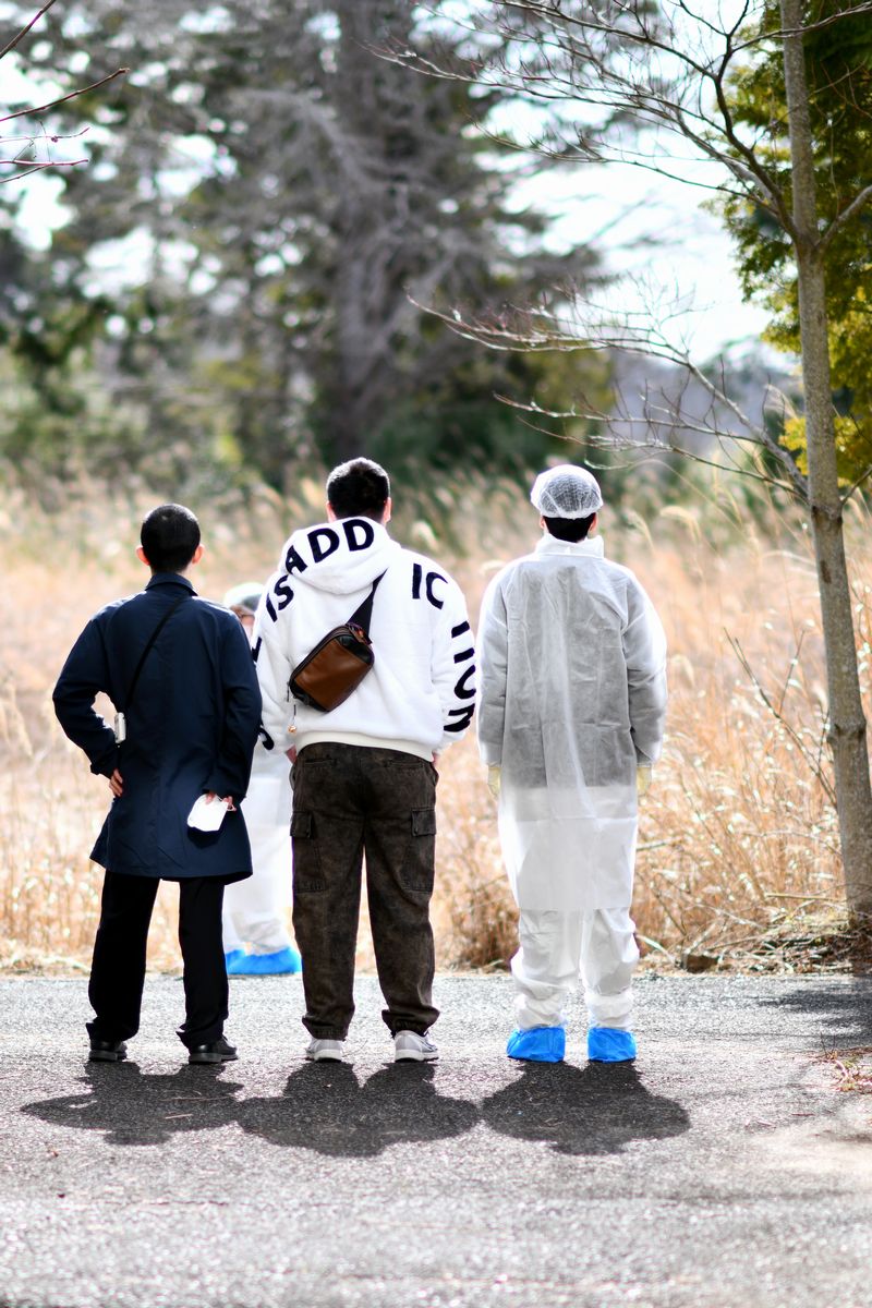 教室で偶然再会した同級生の3人。草木に覆われて荒れ果てた校庭を眺め、当時を振り返りました。