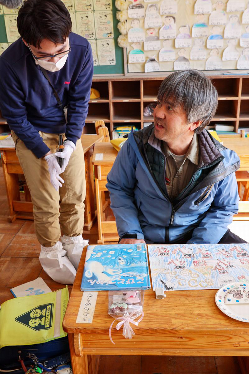 2月3日、汐凪さんの同級生（写真左）が教室を訪れ「汐凪さんに」と木村さんへお菓子の包みを渡しました。