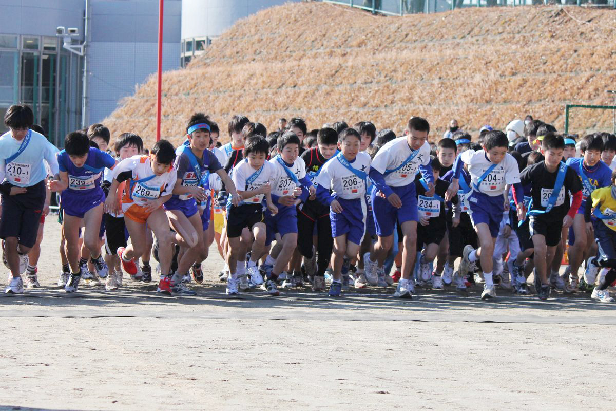 震災前、町の恒例スポーツイベントだったおおくま駅伝。県内各地から集まった出場者が町内を駆け抜ける冬の風物詩となっていました。写真は2011年2月、スタート時の様子。