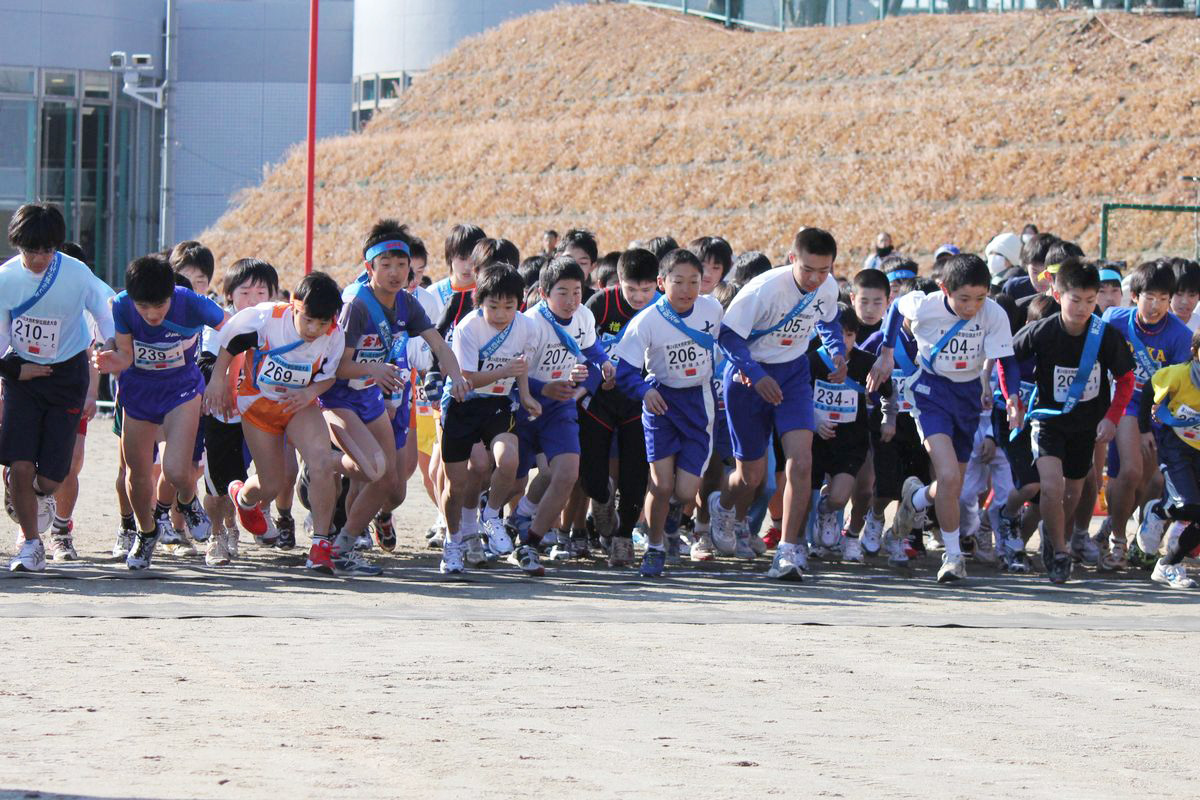 震災前、町の恒例スポーツイベントだったおおくま駅伝。県内各地から集まった出場者が町内を駆け抜ける冬の風物詩となっていました。写真は2011年2月、スタート時の様子。