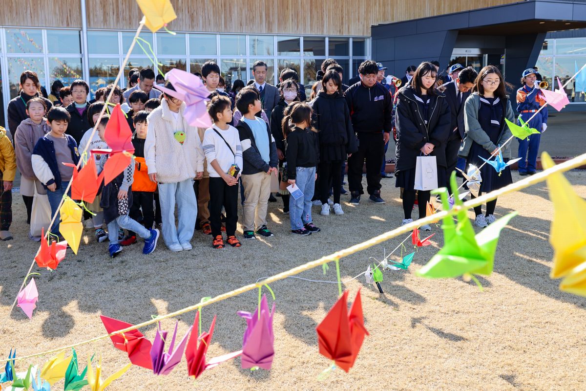 町役場前広場で黙とうする町民や児童生徒ら