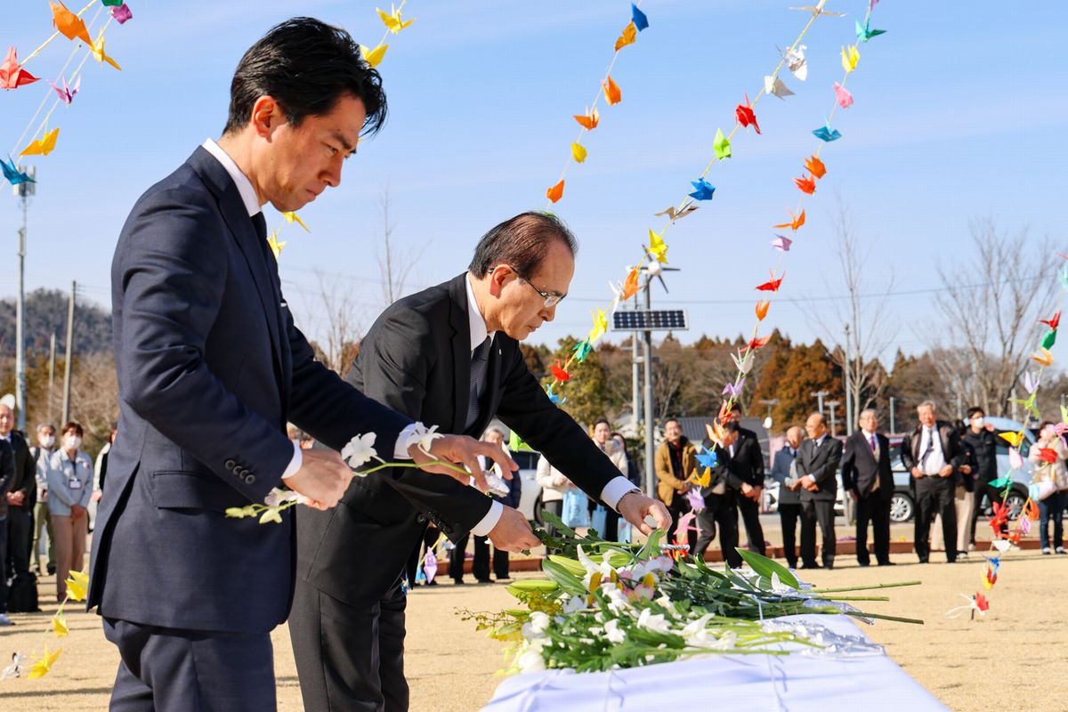 献花を行う吉田町長（中央）