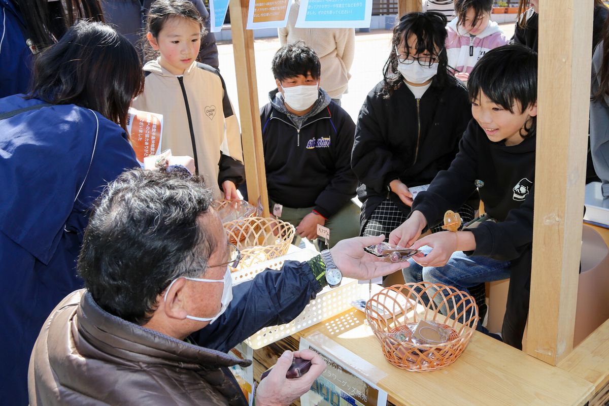 手作りの小物を販売する児童ら