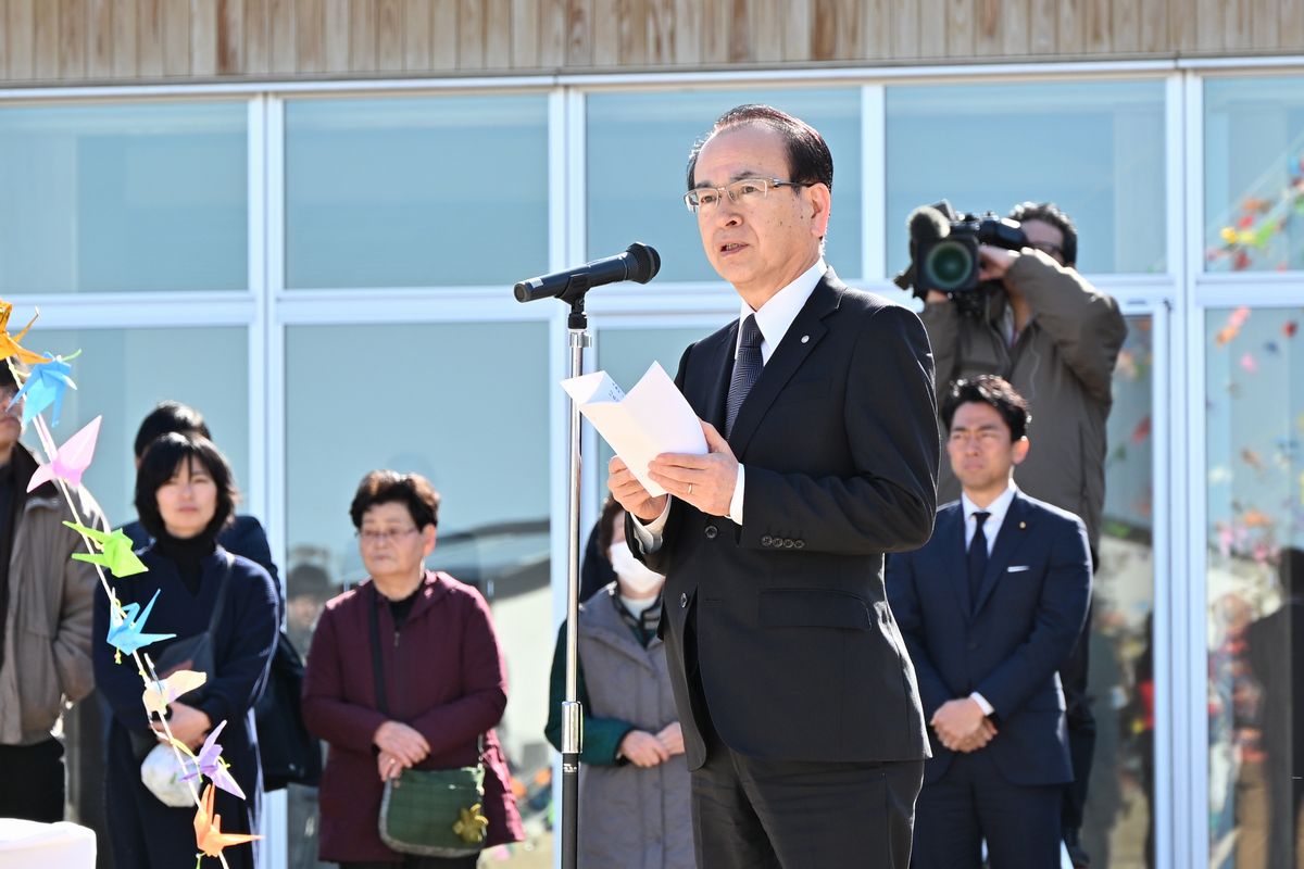 吉田淳町長は「町民にとって重要な節目の日。それぞれの思いを胸に祈念いただきたい。これからも皆さまと共に明るい未来を切り開く」と述べました。