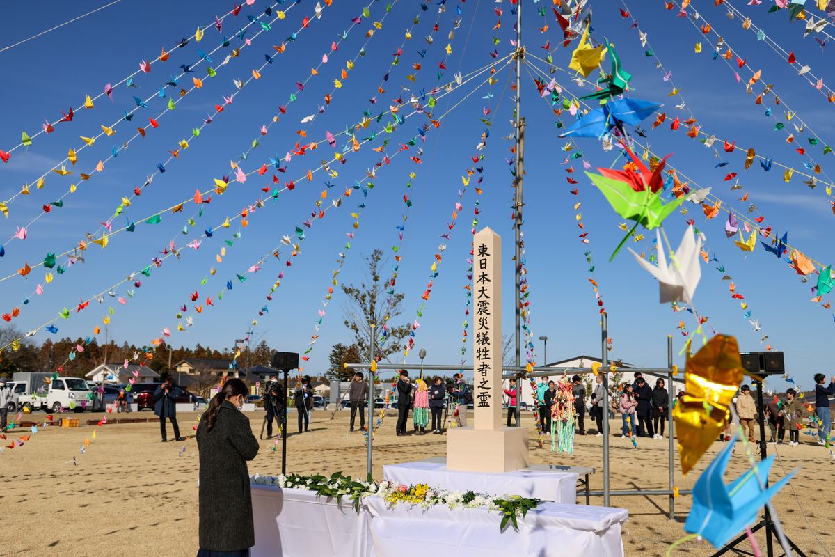 掲揚された折り鶴の中心に慰霊の標柱が建てられ献花台も設置されました。