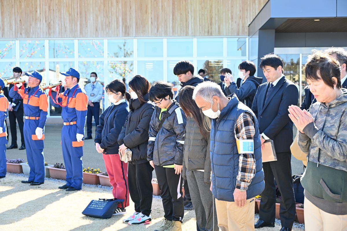 地震発生時刻の午後2時46分には、町民や学び舎ゆめの森の児童生徒らが折り鶴の前に並び、町消防団ラッパ隊の演奏に合わせて黙とうを行いました。