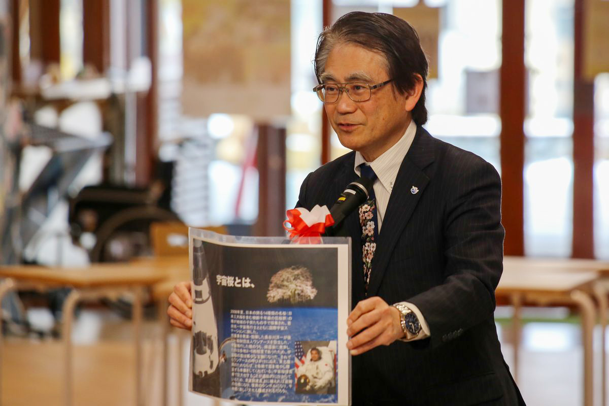 記念式典でワンアースの長谷川洋一代表が「きぼうの桜ロジェクト」について説明しました。
